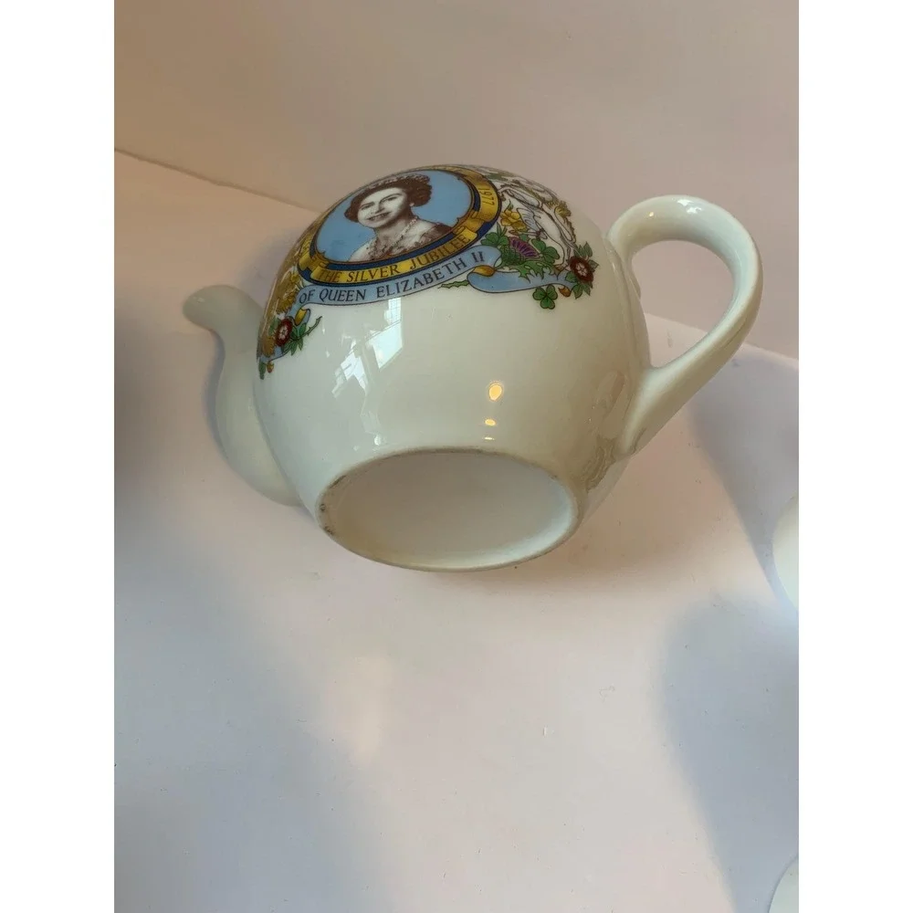 Vintage Queen Elizabeth II Silver Jubilee Teapot 1977 Commemorative Royal‎ Crest